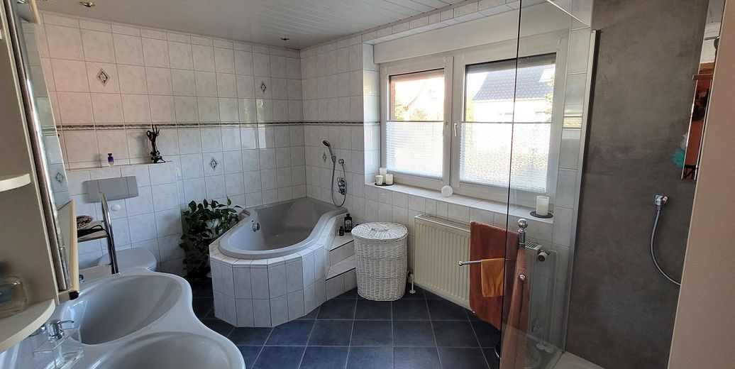 Familienfreundliches Einfamilienhaus mit Doppelgarage und großem Grundstück in Kusey – Bad -EG