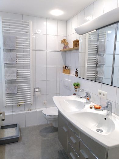 PF-Friedenstraße: curato appartamento di 3,5 locali con balcone, tranquilla posizione nel verde - SENZA PROVVIGIONE – Modernes Dusch- und Wannenbad