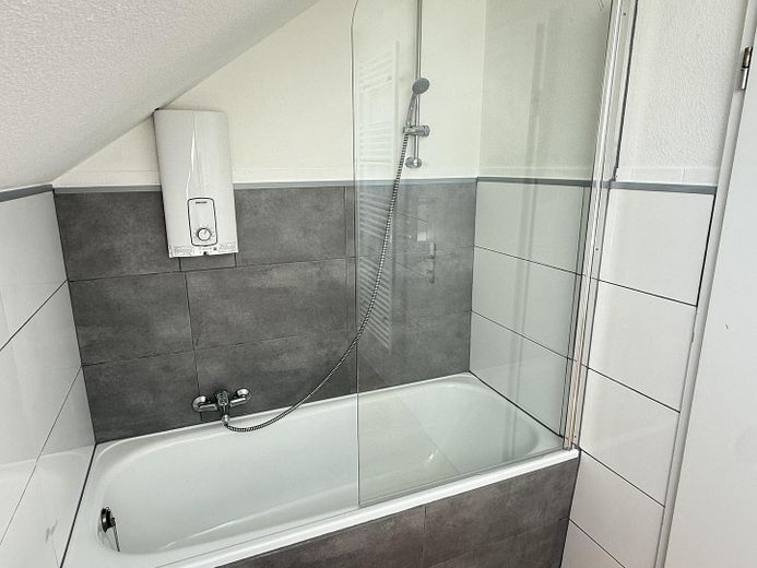 Frisch sanierte 2 Zimmer DG-Wohnung mit Einbauküche und Vorratsraum an der schönen Nordbahntrasse – Badezimmer