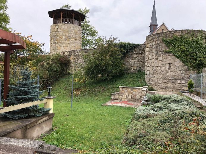 Garten + Blick auf Stadtmauer