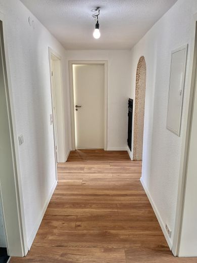 Rénovée en profondeur et prête à emménager : appartement moderne de 3 pièces en rez-de-chaussée à Hechingen | 61,5 m² – Flur