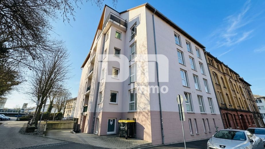 Moderne 4 Zimmer HP / EG Wohnung mit 2 Bädern und großer Terrasse direkt an der Uni – Frontansicht Titel