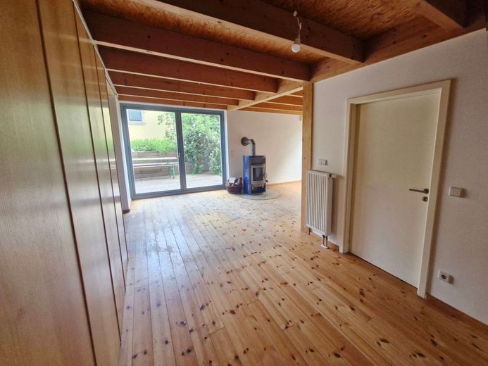 Zwischen Wasser und Wald - ein nachhaltiges Zuhause mit Seele – Flur mit Blick zum Wohnbereich