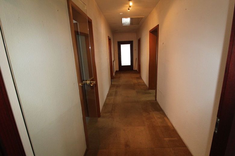 Charmanter, individueller Walmdach Bungalow mit Vollkeller, ruhigem, idyllischem Grundstück &amp; Garage – 9 - Flur zu den Schlafzimmern &amp; Bad