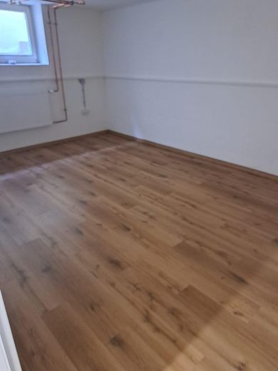 Loft ähnliche 5-Zi Wohnung perfekt für WG geeignet – Zimmer im Keller