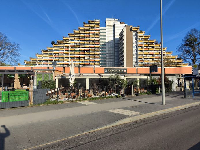 von Privat – Helle 2-Zimmerwohnung mit großer, wettergeschützter Südwestloggia – München-Bogenhausen – Gebäude von Osten