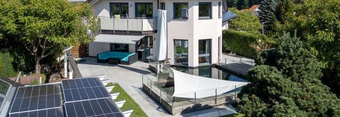 LUXUS-ZWEIFAMILIENHAUS MIT AUFZUG, SAUNA, GARTEN, GARAGEN & KOI-BECKEN