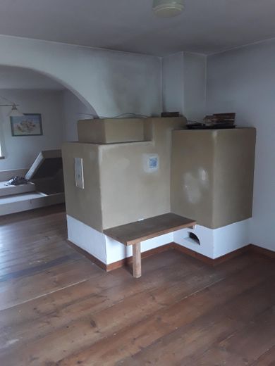 House on the edge of the village – Kachelofen mit Bank