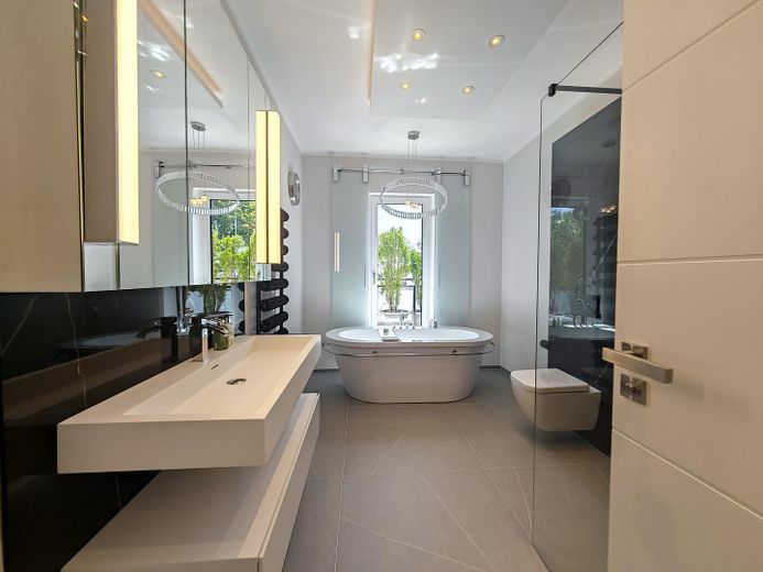 Designer-Penthouse mit Traum- Dachterrasse und Blick über Isarhochufer: PROVISIONSFREI – High-End-Masterbad