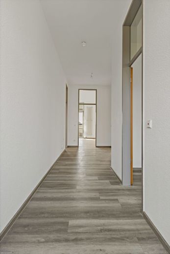 Wohnen in der Altstadt
Großartige 3-Raumwohnung mit Balkon! – Flur