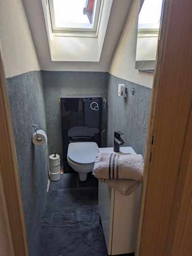 Separates, modernes WC, DG