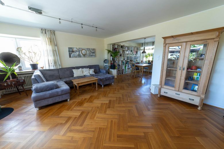 Im Grünen leben - mitten im Zentrum (maklerfrei)  - inkl. 85qm Einliegerwohnung – Wohnzimmer
