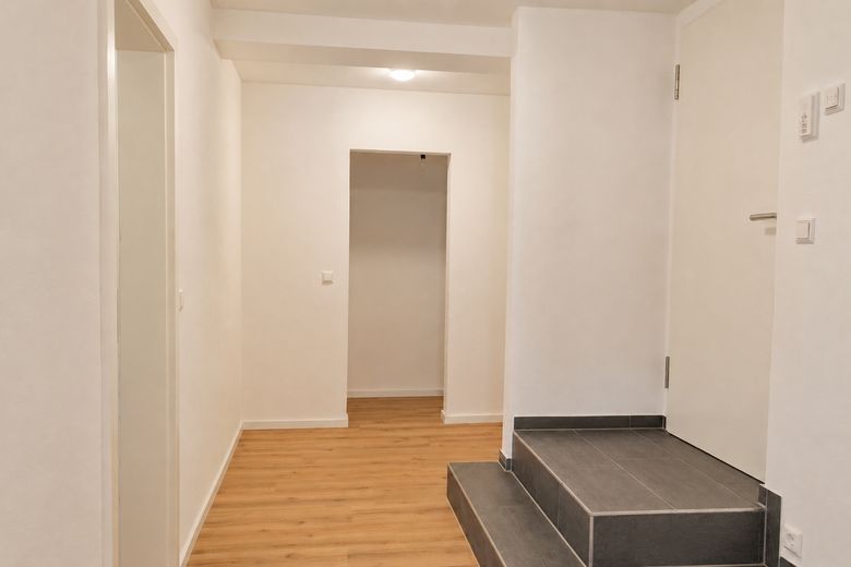Freiraum neu definiert: 92 m² saniertes Wohnvergnügen für Familien oder Kapitalanleger – Flur Eingang + Abstellkammer
