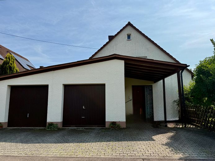 Zweifamilienhaus in exklusiver Waldrandlage – Haus mit Garagen