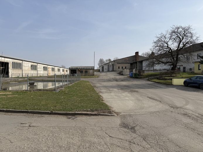 Großzügige Gewerbefläche mit Lagerhallenbestand und Büro in Neustadt a. d. Orla – Hoffläche