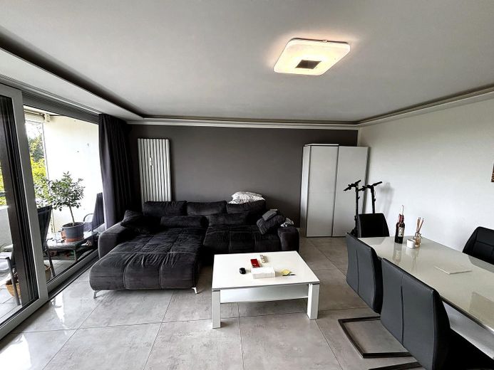 Sanierte 2-Zimmer Wohnung mit Balkon und atemberabendem Ausblick zur Kapitalanlage oder selbstbezug – Wohnzimmer