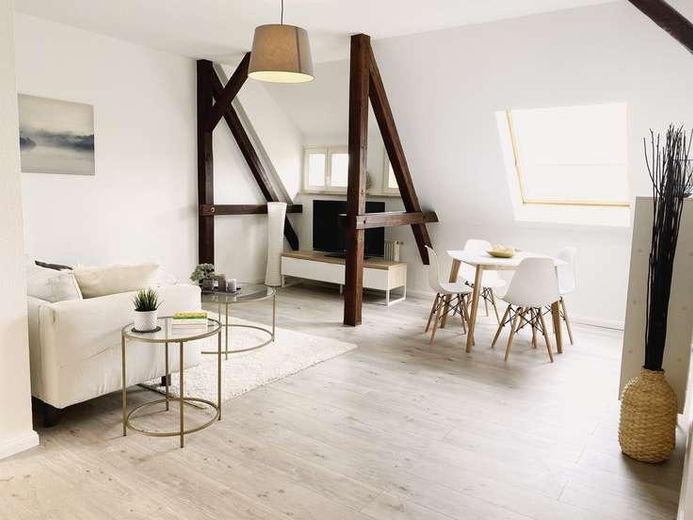 Luminoso appartamento mansardato con 2 locali, loggia e affascinanti travi in legno – Wohnzimmer