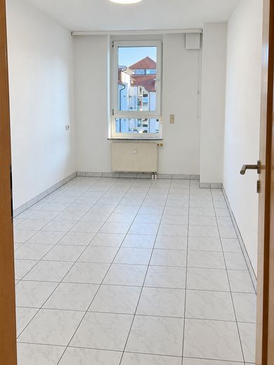 Licht 2-kamerappartement met inbouwkeuken, balkon en parkeerplaats in de ondergrondse garage – Schlafzimmer