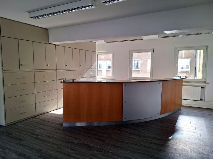 Sofort startklar: 120 m² Büro-/Praxisetage in Bestlage Borbeck - nur 2 Gehminuten zu Markt & Bahnhof – Empfang