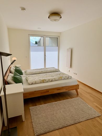 Großzügige 4-Zimmer-Wohnung mit sonniger Terrasse in bester Lage von Ingelheim – Schlafzimmer 1 Zugang Terrasse
