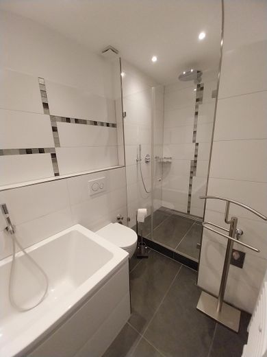 HSD-nah, provisionsfrei, bezugsfrei: 3-4 Z, 1.OG, Vollbad, Balkon, EBK – Dusche und Wanne
