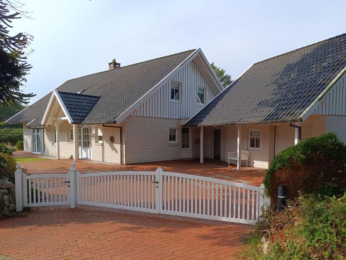 Traumhaus mit Sauna & großzügigem Gartengrundstück in Aurich-Wiesens – Provisionsfrei – Außenansicht Hof-/Toreinfahrt