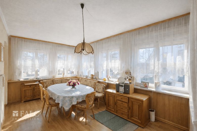Platz für Familie, Ideen und Zukunft! Einfamilienhaus mit großem Grundstück - FALC Immobilien – Veranda