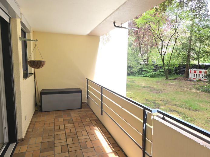Appartamento arredato di 2 locali con balcone a Norimberga Maxfeld, proprio accanto al parco cittadino – Balkon