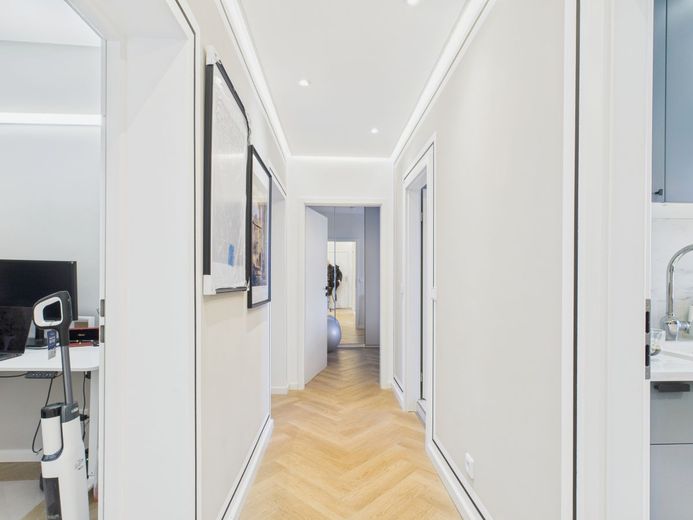 bezugsfreie 3 1/2-Zimmer-Wohnung mit Balkon in Charlottenburg, hochwertig möbliert – Flur