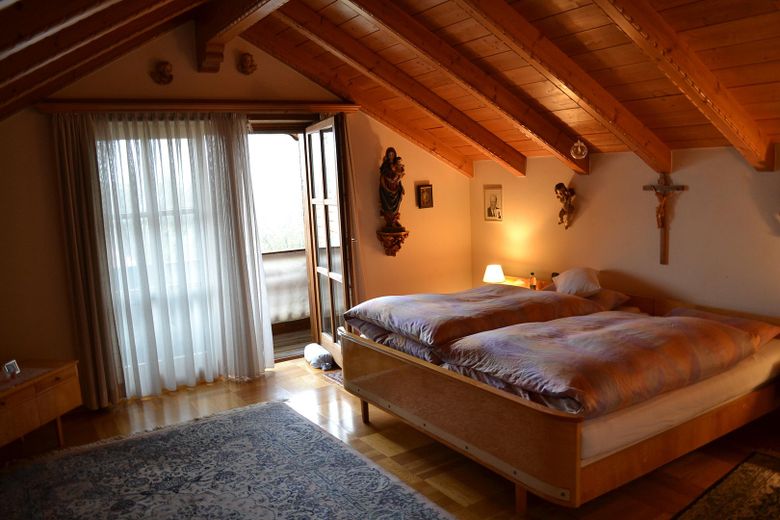 Molto spazio da privato - grande casa unifamiliare con 8 stanze – Schlafzimmer im DG m. Blk. 