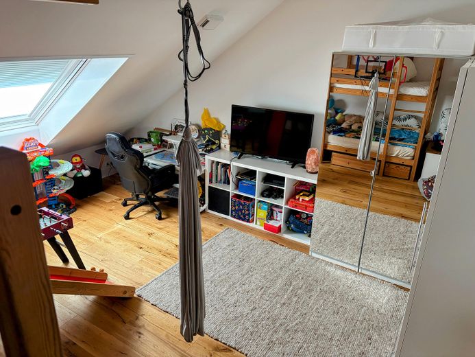Casa familiare del 2021 a Bellenberg, Neu-Ulm | 5 locali | Giardino | Garage | senza provvigione – Kinderzimmer 1 DG