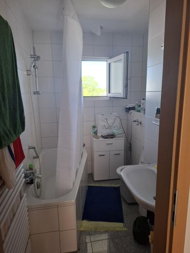 Wunderschöne 3-Zimmer-Wohnung mit Dachterrasse und Balkon in der KA-Oststadt – Badezimmer mit Badewanne