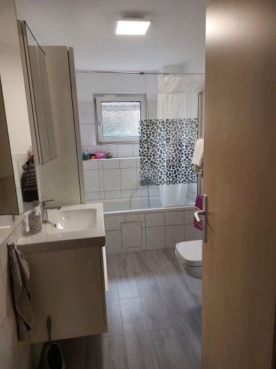 Charmante maison familiale, prête à emménager, avec grande terrasse dans un emplacement pratique – Modernes Tageslicht-Vollbad mi