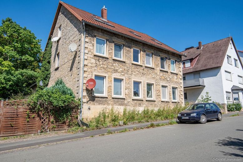 Rentables Mehrfamilienhaus im schönen Wallensen - Kapitalanlage nähe Salzhemmendorf! – Bodenansicht schräg