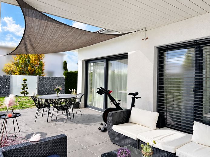 Winkelbungalow mit Sonnenterrasse und großzügigem Wohnambiente – Terrasse 1