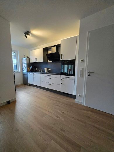 Stillvolle 4-Zimmer EG Neubauwohnung KFW 40 (Wärmep.+PV) mit Terrasse, Garten, Parkplatz – offene Küche