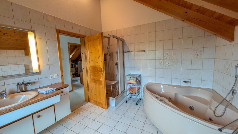 Ruhige Lage, charmantes Einfamilienhaus in kanadischer Rot-Zeder-Bauweise mit großem Garten – Foto 6
