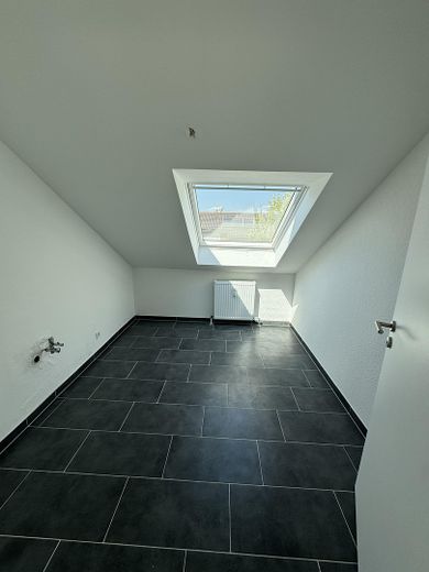 Sanierte 3-Zimmer-Dachgeschosswohnung mit Dachterrasse und Tiefgaragenplatz – Küche