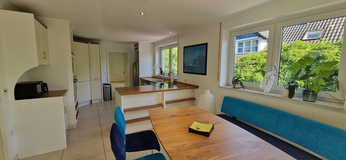 EFH / großer Hausteil mit EBK, Kamin, 2 Terrassen und traumhaftem Garten in direkter Seenähe 🌊 – Esszimmer/Küche