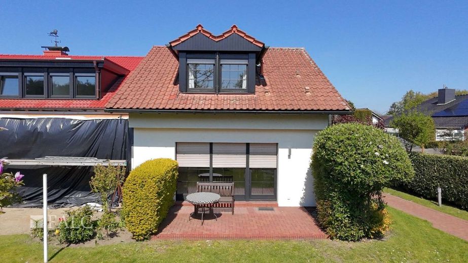 Großzügiges Zweifamilienhaus mit Einliegerhaus, 1.571 m² Grundstück – Außenansicht