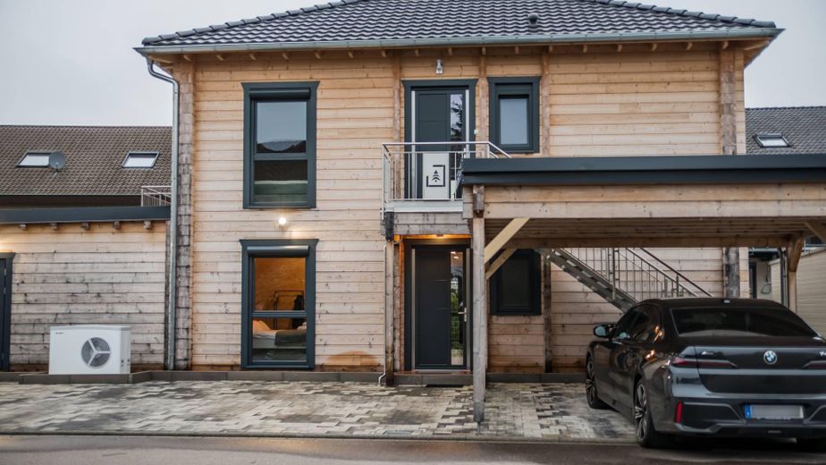 Möbliertes Holzhaus mit 2 Wohnungen, Garten, Balkon, inkl. Küchen - Windschläg 970.000€ zzgl. MwSt. – Außenansicht