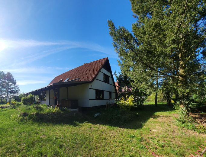 Einfamilienhaus auf 1633 m² Grundstück – Haus & Grundstück vorn