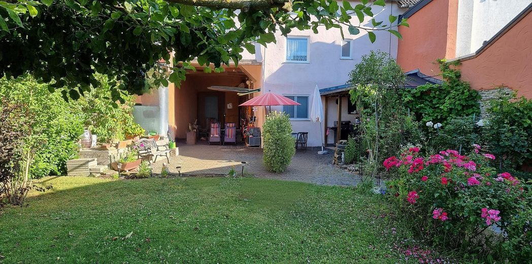 Garten Blick auf Haus 2