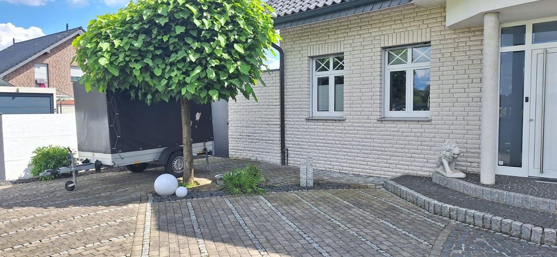 Exklusives Einfamilienhaus mit Wellnessgarten – Wohnen auf höchstem Niveau – Innenhof Stellplätze