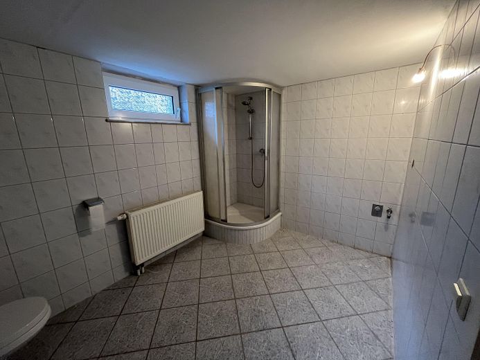 Geräumiger Bungalow mit ca. 194m² Gesamtfläche, Vollkeller und Garage – provisionsfrei – Keller - Bad (1)