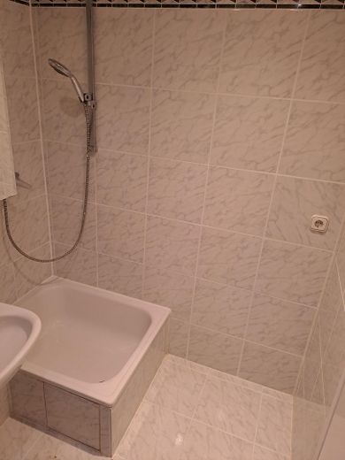 Zentrumsnahe, teilsanierte, renovierte 2-Zimmer-Wohnung mit Balkon, Duplexgarage in Berg am Laim – Dusche/Waschmaschinenplatz