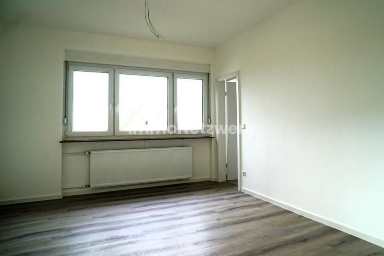 Frisch sanierter Wohntraum in Pforzheim-Sonnenberg: 5 Zimmer mit Ausblick und Garage – Esszimmer, Tür zur Küche
