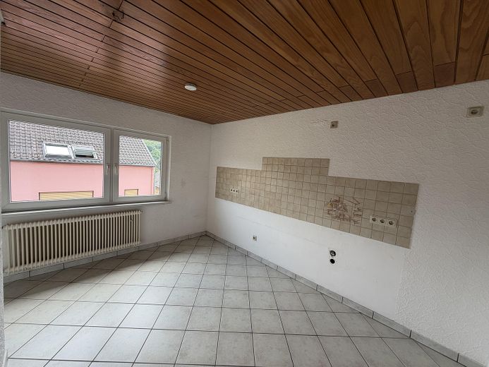 Per direct beschikbaar: ca. 184 m² verdeeld over 3 verdiepingen – als eengezinswoning of 2 appartementen – Küche OG