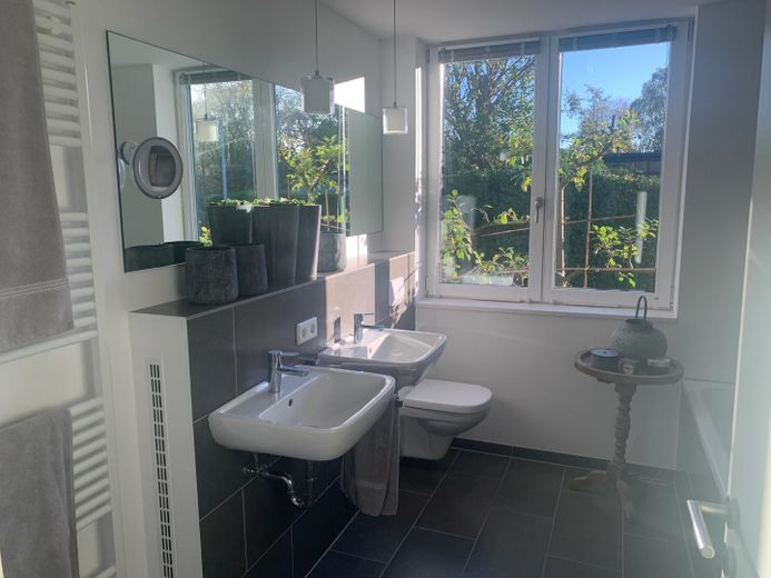 Modernisierter Winkel-Reihenbungalow mit uneinsehbaren Grundstück – Badezimmer