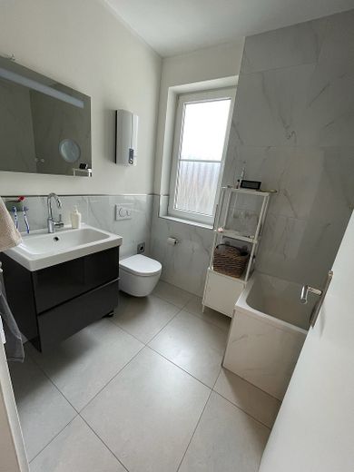 Badezimmer mit Dusche, Wanne